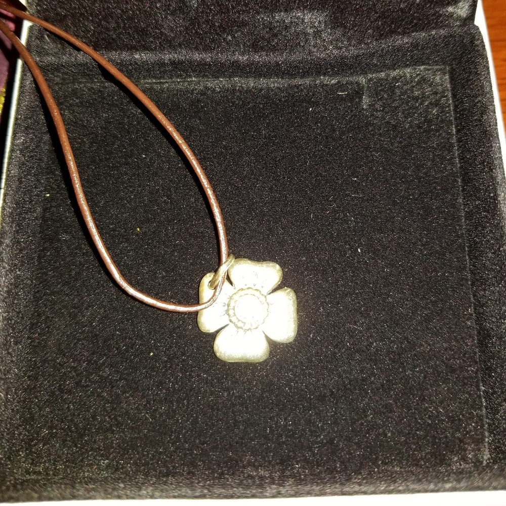 Pandora daisy clasp opener